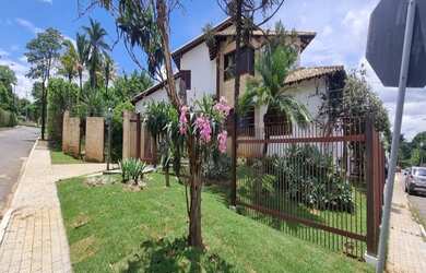 Imagem: A casa possui 4 Dormitórios, 5 Banheiros, 1 Vaga na garagem