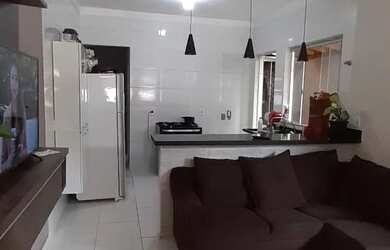 Imagem: A casa possui 2 Dormitórios, 1 Banheiro, 2 Vagas na garagem