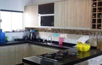 Imagem: A casa possui 3 Dormitórios, 3 Banheiros, 2 Vagas na garagem