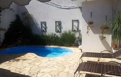 Imagem: A casa possui 3 Dormitórios, 3 Banheiros, 2 Vagas na garagem