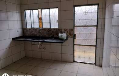 Imagem: A casa possui 3 Dormitórios, 2 Banheiros, 2 Vagas na garagem