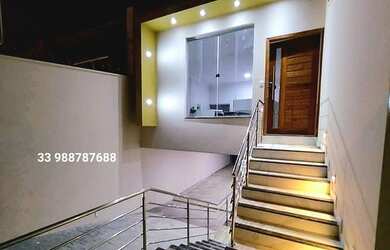 Imagem: A casa possui 3 Dormitórios, 2 Banheiros e 3 Vagas na garagem