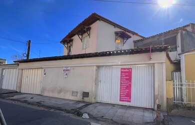 Imagem: A casa possui 5 Dormitórios, 3 Banheiros, 2 Vagas na garagem