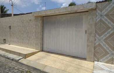 Imagem: A casa possui 2 Dormitórios, 2 Banheiros e 2 Vagas na garagem