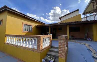 Imagem: A casa possui 2 Dormitórios, 1 Banheiro, 1 Vaga na garagem