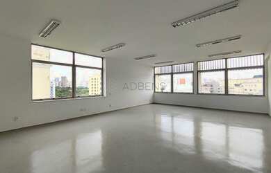 Imagem: O depósito possui 1 Vaga na garagem, 74m² de Área e está