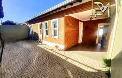 Imagem: A casa possui 3 Dormitórios, 3 Banheiros, 3 Vagas na garagem