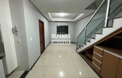 Imagem: A casa possui 3 Dormitórios, 2 Banheiros, 2 Vagas na garagem