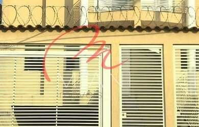 Imagem: A casa possui 3 Dormitórios, 3 Banheiros, 4 Vagas na garagem