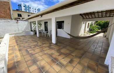 Imagem: A casa possui 4 Dormitórios, 3 Banheiros, 5 Vagas na garagem