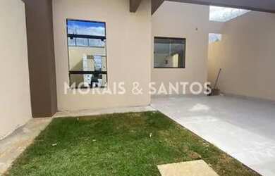 Imagem: A casa possui 3 Dormitórios, 2 Banheiros, 2 Vagas na garagem