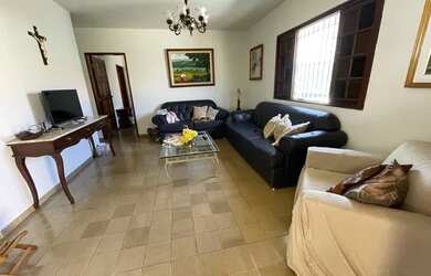 Imagem: A casa possui 4 Dormitórios, 3 Banheiros, 4 Vagas na garagem