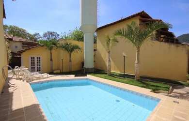 Imagem: A casa possui 3 Dormitórios, 2 Banheiros, 2 Vagas na garagem