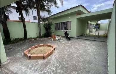 Imagem: A casa possui 2 Dormitórios, 2 Banheiros, 2 Vagas na garagem