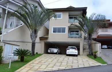 Imagem: A casa em condomínio possui 4 Dormitórios, 5 Banheiros, 3