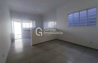 Imagem: A casa possui 3 Dormitórios, 2 Banheiros, 2 Vagas na garagem