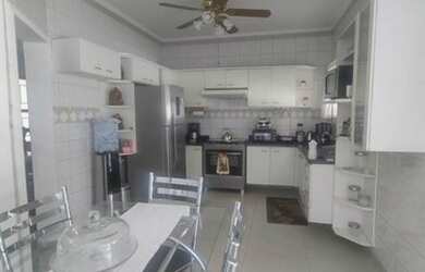 Imagem: A casa possui 3 Dormitórios, 2 Banheiros, 2 Vagas na garagem