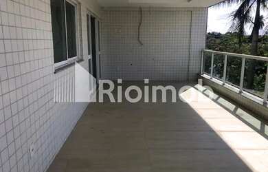 Imagem: O apartamento possui 4 Dormitórios, 5 Banheiros, 3 Vagas na