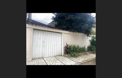 Imagem: A casa possui 2 Dormitórios, 1 Banheiro, 2 Vagas na garagem