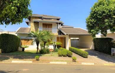 Imagem: A casa possui 4 Dormitórios, 4 Banheiros, 4 Vagas na garagem