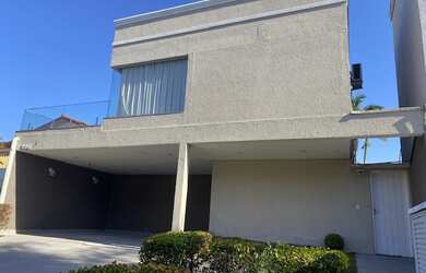 Imagem: A casa em condomínio possui 4 Dormitórios, 5 Banheiros, 300m²