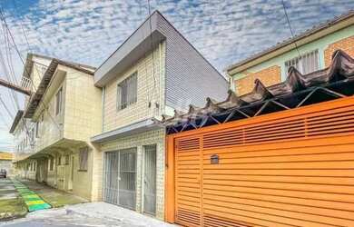 Imagem: A casa possui 3 Dormitórios, 2 Banheiros, 1 Vaga na garagem