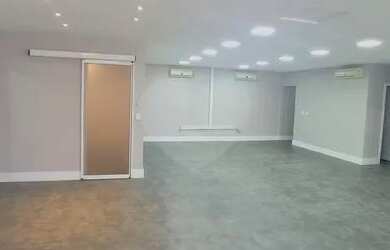 Imagem: O depósito possui 2 Vagas na garagem, 131m² de Área e está