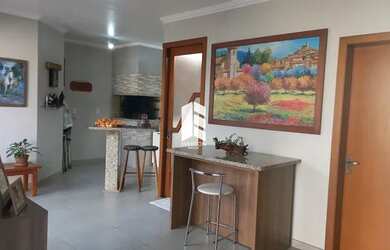 Imagem: A casa possui 3 Dormitórios, 3 Banheiros, 2 Vagas na garagem