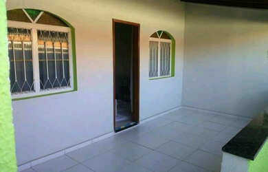 Imagem: A casa possui 3 Dormitórios, 2 Banheiros e 1 Vaga na garagem