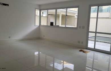 Imagem: A casa em condomínio possui 4 Dormitórios, 5 Banheiros, 2