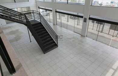 Imagem: O depósito possui 5 Vagas na garagem, 750m² de Área e está