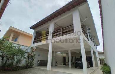 Imagem: A casa possui 5 Dormitórios, 4 Banheiros, 5 Vagas na garagem