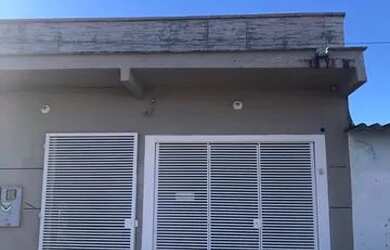 Imagem: A casa possui 2 Dormitórios, 2 Banheiros, 1 Vaga na garagem