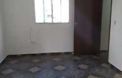 Imagem: A casa possui 2 Dormitórios, 2 Banheiros, 2 Vagas na garagem