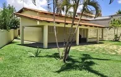 Imagem: A casa em condomínio possui 4 Dormitórios, 4 Banheiros, 450m²