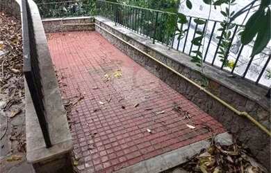 Imagem: A casa possui 4 Dormitórios, 3 Banheiros, 1 Vaga na garagem