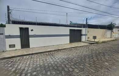 Imagem: A casa possui 3 Dormitórios, 2 Banheiros, 4 Vagas na garagem