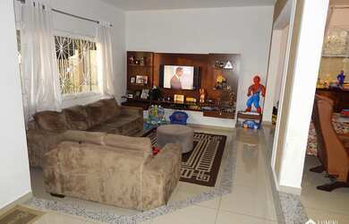 Imagem: A casa possui 3 Dormitórios, 3 Banheiros, 2 Vagas na garagem