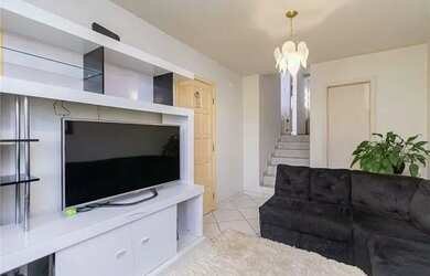 Imagem: A casa possui 3 Dormitórios, 2 Banheiros, 2 Vagas na garagem