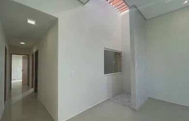 Imagem: A casa possui 3 Dormitórios, 2 Banheiros, 2 Vagas na garagem