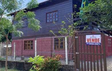 Imagem: A casa possui 3 Dormitórios, 2 Banheiros, 2 Vagas na garagem