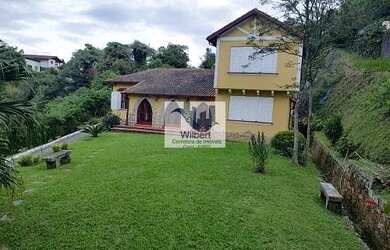 Imagem: A casa possui 5 Dormitórios, 3 Banheiros, 2 Vagas na garagem