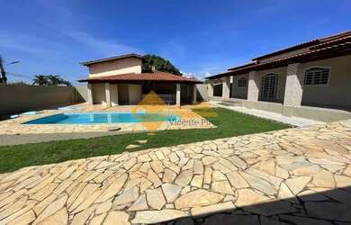 Imagem: A casa em condomínio possui 4 Dormitórios, 3 Banheiros, 5