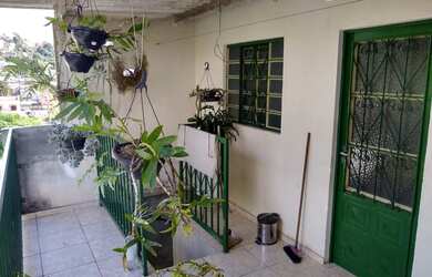 Imagem: A casa possui 4 Dormitórios, 2 Banheiros e 125m² de Área