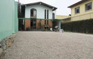 Imagem: A casa possui 5 Dormitórios, 3 Banheiros, 4 Vagas na garagem