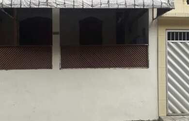 Imagem: A casa possui 4 Dormitórios, 2 Banheiros, 3 Vagas na garagem