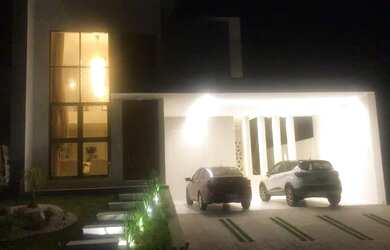 Imagem: A casa possui 4 Dormitórios, 4 Banheiros, 5 Vagas na garagem