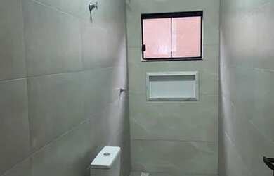 Imagem: A casa possui 3 Dormitórios, 2 Banheiros, 2 Vagas na garagem