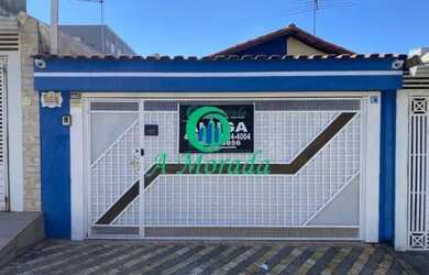 Imagem: A casa possui 3 Dormitórios, 2 Banheiros, 2 Vagas na garagem