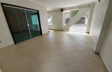 Imagem: A casa possui 3 Dormitórios, 3 Banheiros, 1 Vaga na garagem